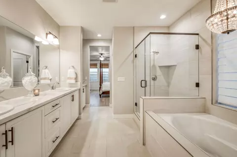 Bath - 501 Overstone Ave, Madera, CA 93636 photo 4 of 4