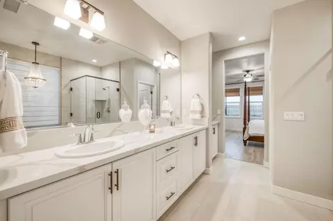 Bath - 501 Overstone Ave, Madera, CA 93636 photo 3 of 4