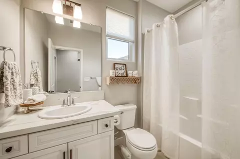 Bath - 501 Overstone Ave, Madera, CA 93636 photo 1 of 4