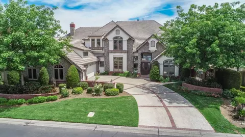 541 E Chesapeake Cir, Fresno, CA 93730