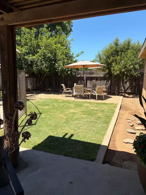 Exterior - 168 W Indianapolis Ave, Clovis, CA 93612 photo 5 of 6