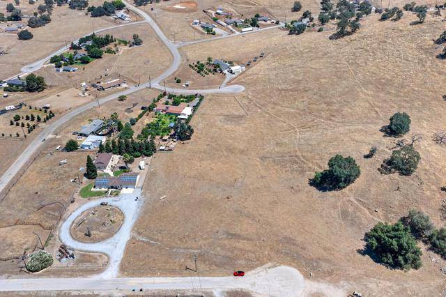 6050 Dogwood Ln, Sanger, CA 93657