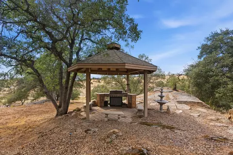 Exterior - 33099 Road 800, Raymond, CA 93653 photo 6 of 10