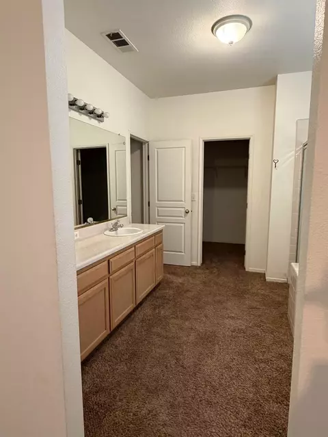 Bath - 2764 Holt Ave, Sanger, CA 93657 photo 1 of 6