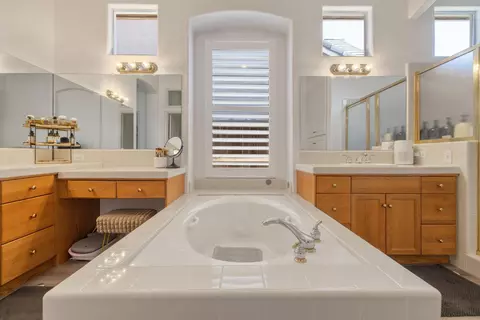 Bath - 2715 Bellaire Ave, Clovis, CA 93611 photo 5 of 5