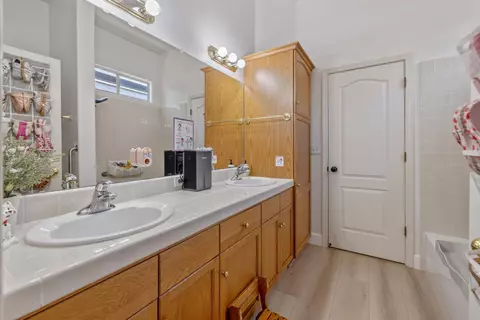 Bath - 2715 Bellaire Ave, Clovis, CA 93611 photo 2 of 5