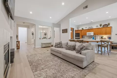 Entry Way - 2715 Bellaire Ave, Clovis, CA 93611 photo 4 of 6