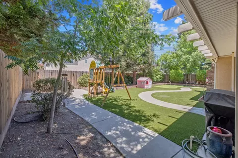 Exterior - 2715 Bellaire Ave, Clovis, CA 93611 photo 5 of 9