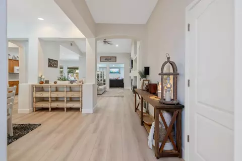Entry Way - 2715 Bellaire Ave, Clovis, CA 93611 photo 2 of 6