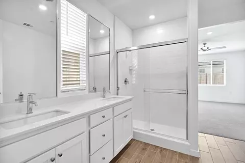 Bath - 3921 Buttercup Rd, Madera, CA 93636 photo 2 of 2