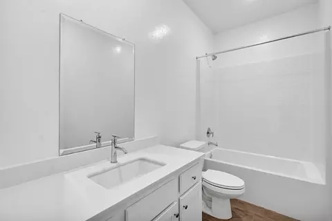 Bath - 3921 Buttercup Rd, Madera, CA 93636 photo 1 of 2