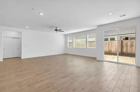 Living - 3921 Buttercup Rd, Madera, CA 93636 photo 2 of 4