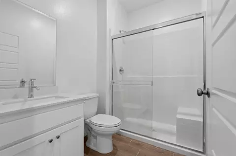 Bath - 3937 Buttercup Rd, Madera, CA 93636 photo 1 of 3