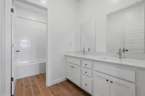 Bath - 3937 Buttercup Rd, Madera, CA 93636 photo 2 of 3