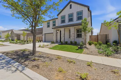 Exterior - 3937 Buttercup Rd, Madera, CA 93636 photo 3 of 10