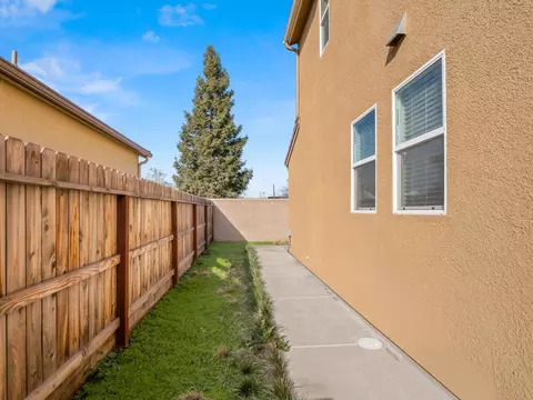 Exterior - 3047 Austin Ln, Clovis, CA 93619 photo 6 of 6