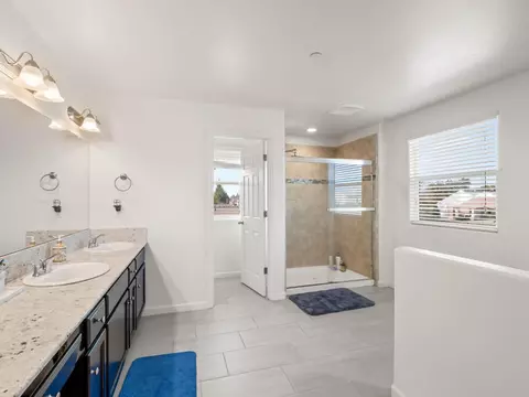 Bath - 3047 Austin Ln, Clovis, CA 93619 photo 4 of 9