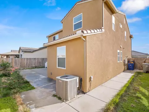 Exterior - 3047 Austin Ln, Clovis, CA 93619 photo 5 of 6