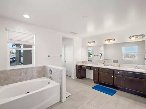 Bath - 3047 Austin Ln, Clovis, CA 93619 photo 5 of 9
