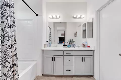 Bath - 3586 White Sands Dr, Madera, CA 93637 photo 2 of 3