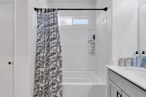 Bath - 3586 White Sands Dr, Madera, CA 93637 photo 3 of 3