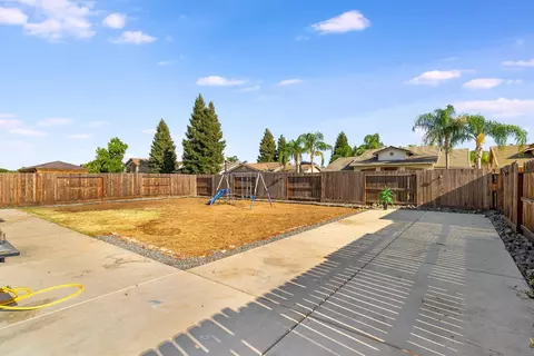 1869 E Gum Ave, Reedley, CA 93654 photo 4