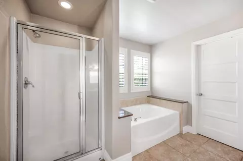 Bath - 3401 Alcove Way, Clovis, CA 93619 photo 2 of 4