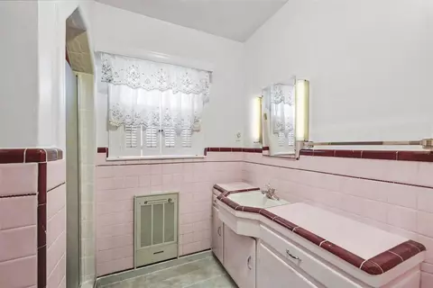 Bath - 2374 N Olive St, Dos Palos, CA 93620 photo 2 of 2