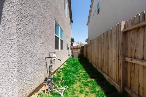 Exterior - 253 Peters Rd S, Madera, CA 93636 photo 7 of 13