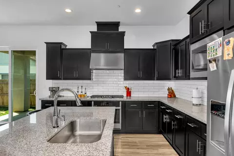 Kitchen - 253 Peters Rd S, Madera, CA 93636 photo 4 of 6