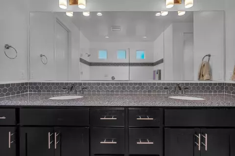 Bath - 253 Peters Rd S, Madera, CA 93636 photo 4 of 5