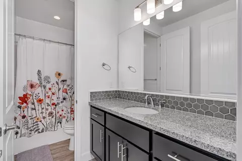Bath - 253 Peters Rd S, Madera, CA 93636 photo 2 of 5
