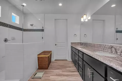 Bath - 253 Peters Rd S, Madera, CA 93636 photo 3 of 5