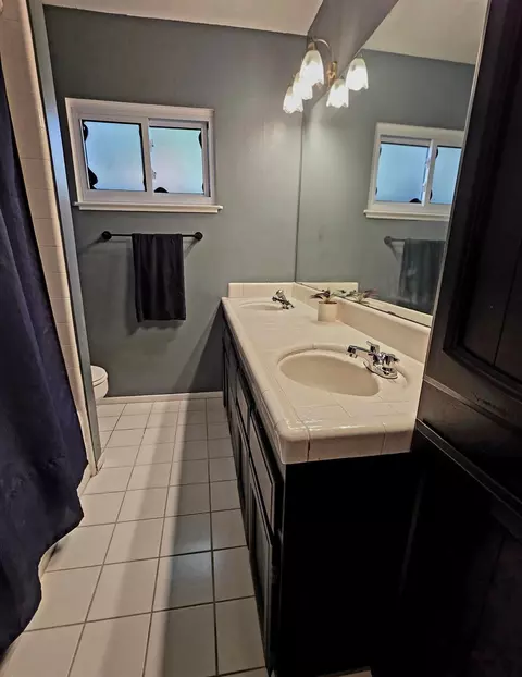 Bath - 2214 Holt Ave, Sanger, CA 93657 photo 1 of 9