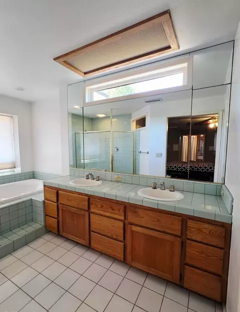 Bath - 2214 Holt Ave, Sanger, CA 93657 photo 4 of 9