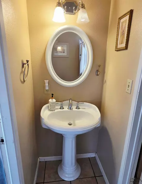 Bath - 2214 Holt Ave, Sanger, CA 93657 photo 8 of 9