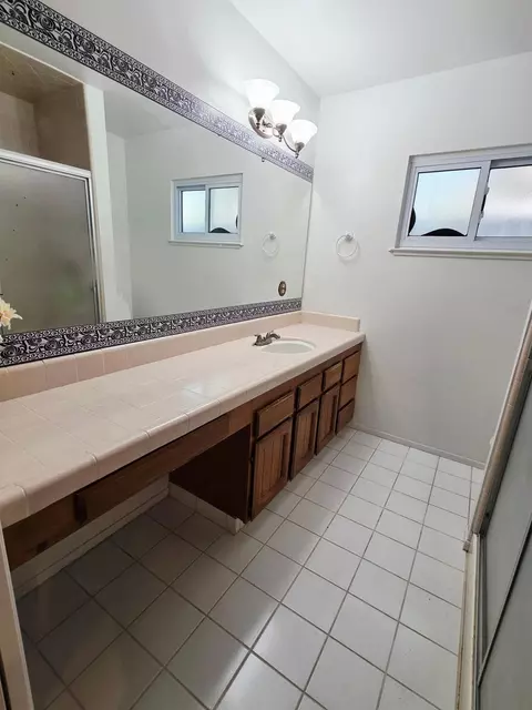 Bath - 2214 Holt Ave, Sanger, CA 93657 photo 2 of 9