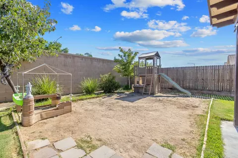 Exterior - 757 Strada St, Lemoore, CA 93245 photo 10 of 18