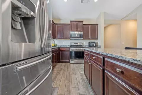 Entry Way - 757 Strada St, Lemoore, CA 93245 photo 5 of 14