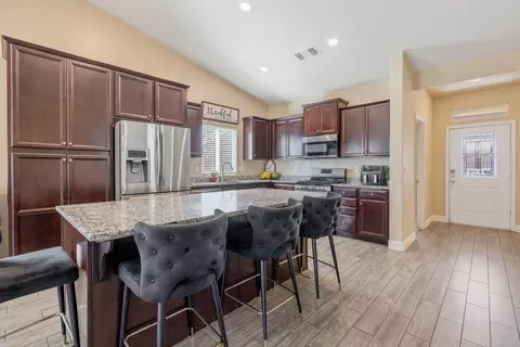 Entry Way - 757 Strada St, Lemoore, CA 93245 photo 4 of 14