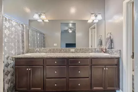Bath - 757 Strada St, Lemoore, CA 93245 photo 2 of 3