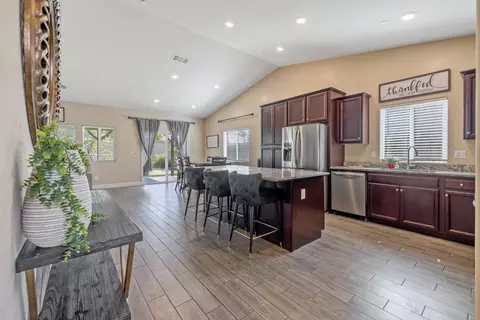 Entry Way - 757 Strada St, Lemoore, CA 93245 photo 3 of 14