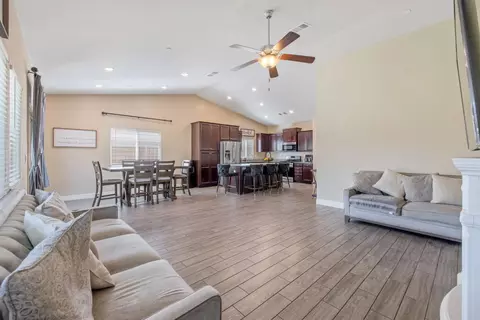 Entry Way - 757 Strada St, Lemoore, CA 93245 photo 6 of 14