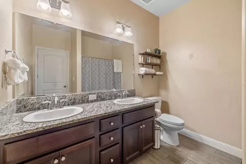 Bath - 757 Strada St, Lemoore, CA 93245 photo 1 of 3