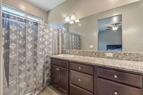 Bath - 757 Strada St, Lemoore, CA 93245 photo 3 of 3