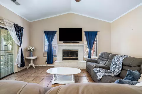 809 Alpha St, Tulare, CA 93274 photo 6