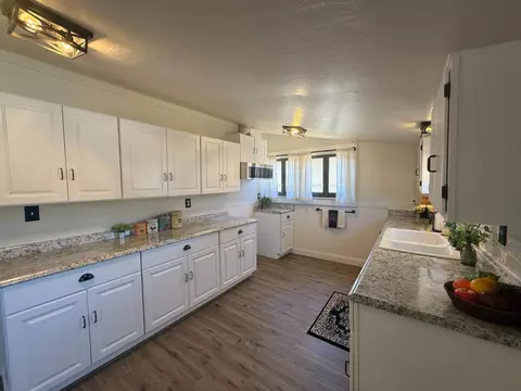 954 S 1st St, Kerman, CA 93630 photo 3