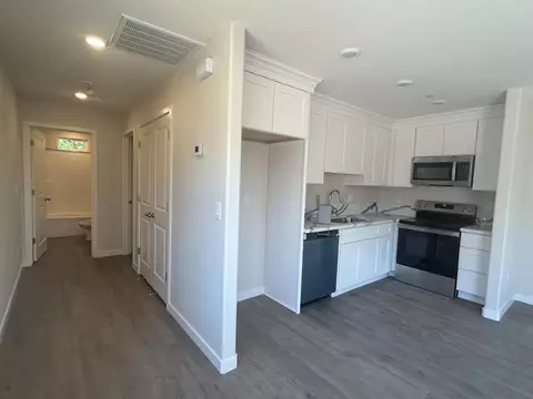 Entry Way - 929 W 6th St #2, Merced, CA 95341 photo 1 of 1