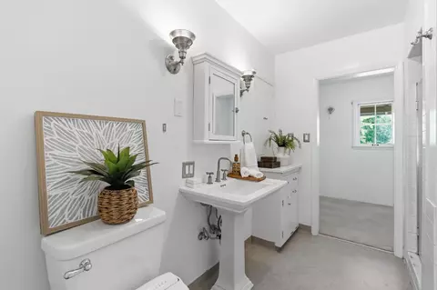 Bath - 445 E Princeton Ave, Fresno, CA 93704 photo 3 of 5