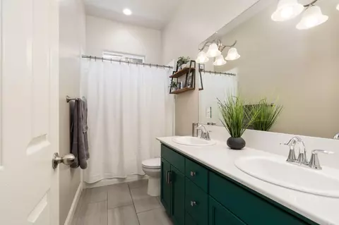 Bath - 3283 Soledad Ave, Clovis, CA 93619 photo 3 of 3
